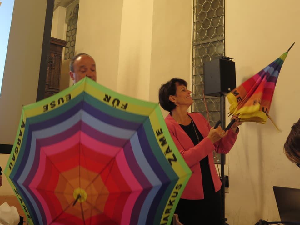 Doris Leuthard hält einen Regenschirm in der Hand.