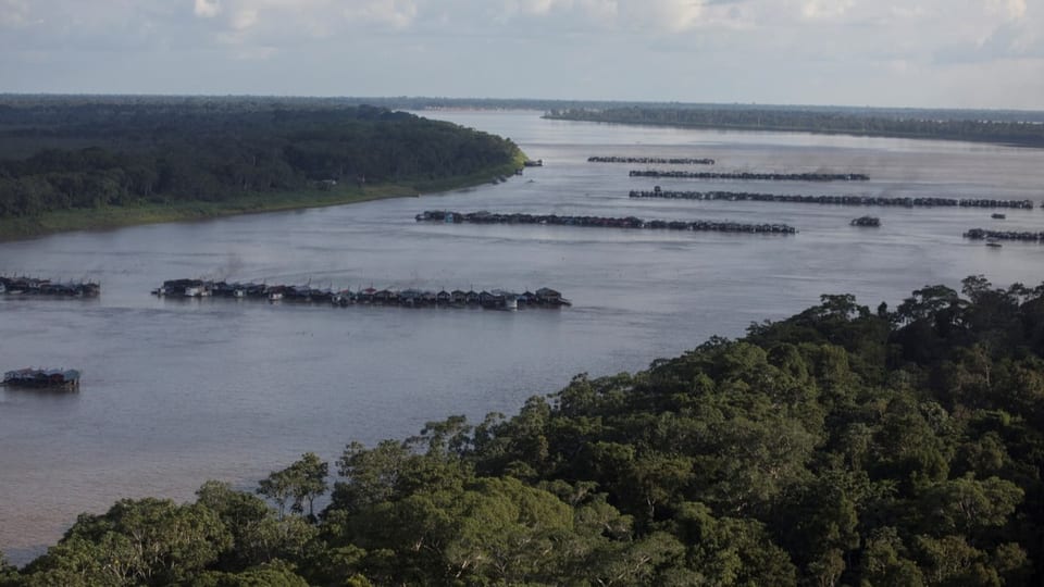 Ein Blick über den Amazonas, auf dem 100  illegale Goldabbau-Boote.