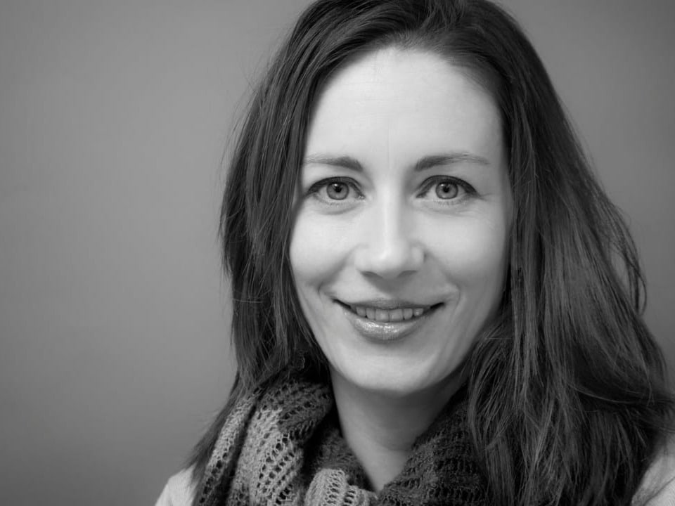 Schwarzweiss-Portrait von Claudia Weber.