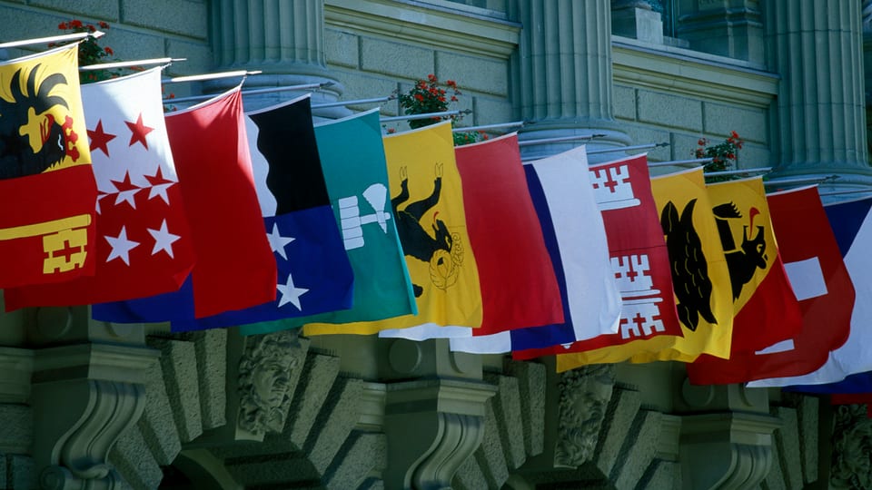 Kantonsfahnen wehen am Bundeshaus.