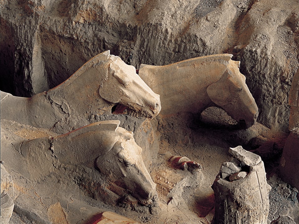 Blick auf Terrakottapferde am Fundort der Terrakottaarmee in China.