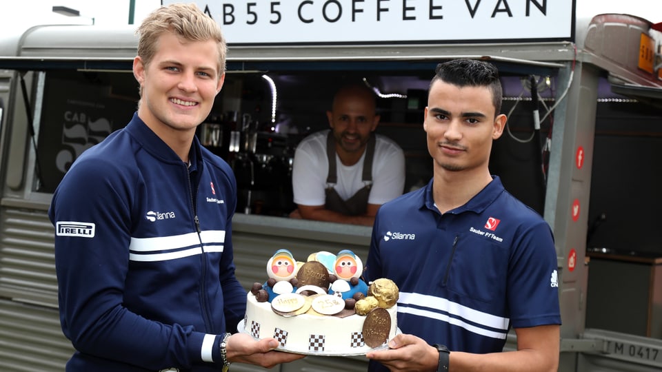 Zum 25. Jubiläum von Sauber hat das Fahrerduo Ericsson/Wehrlein einen Kuchen in Empfang genommen.