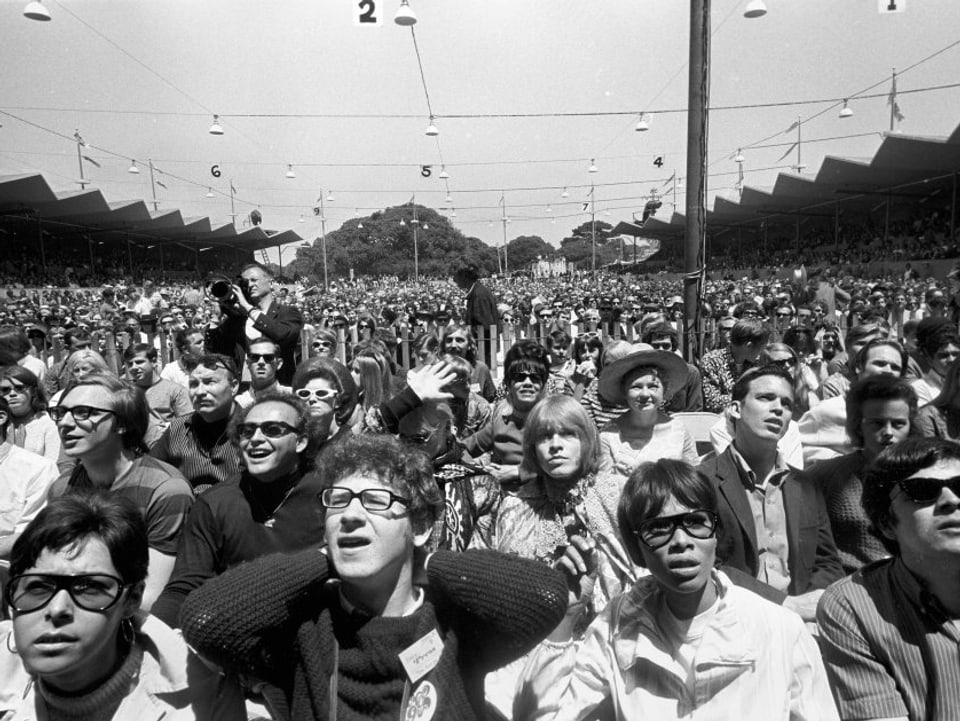 1967 sass man auch an einem Festival noch auf einer Konzertbestuhlung. 