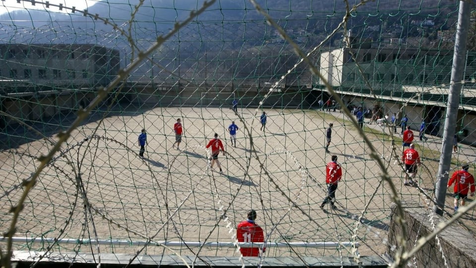 Männer beim Fussballspielen im Gefängnis «La Stampa» bei Lugano