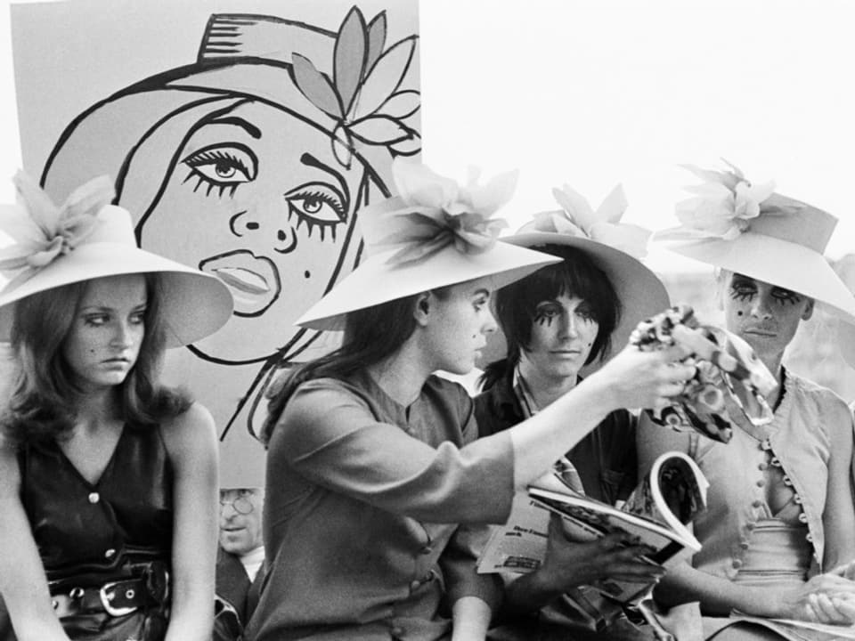 Frauen 1968 mit Hüten.