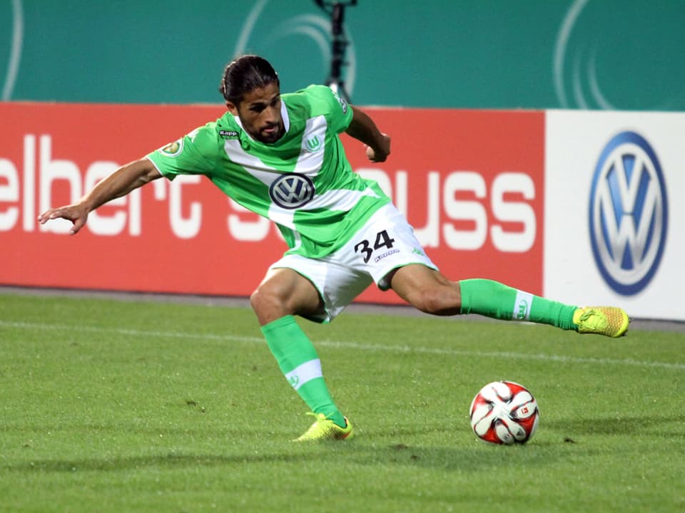 Ricardo Rodriguez behauptet den Ball in einem Testspiel von Wolfsburg.