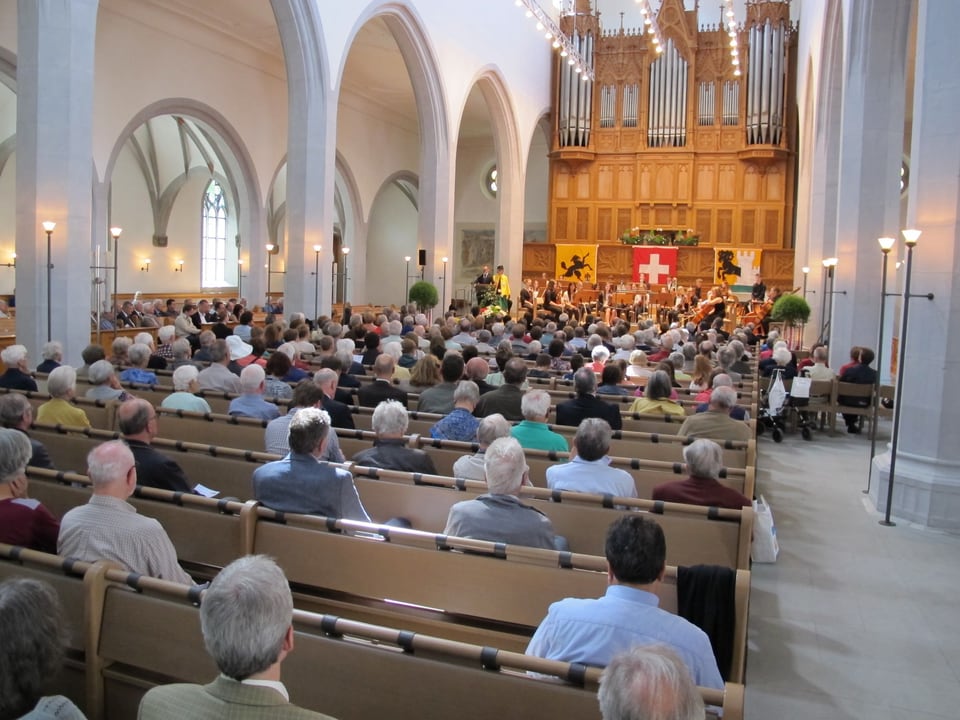 Ehrengäste aus Politik, Kultur und Wirtschaft am Gedenkgottesdienst in der Kirche St. Johann 