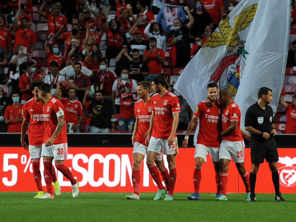 Benfica Spieler feiern ein Tor.