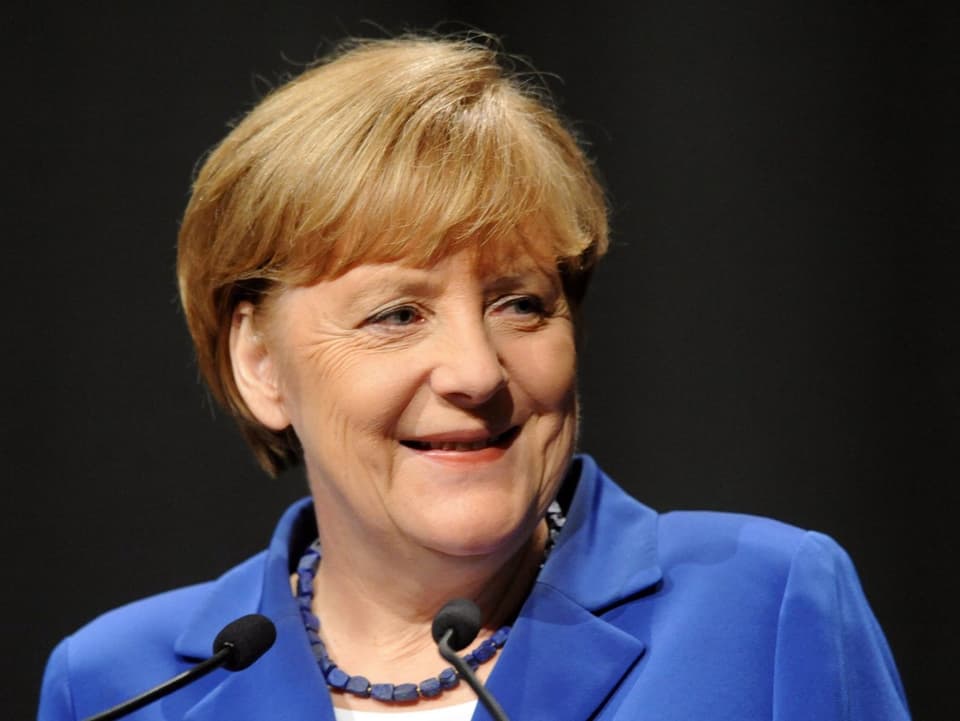 Angela Merkel lacht. Ja, tatsächlich.