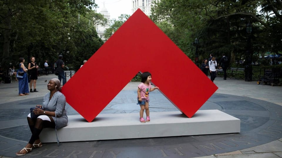 Skulptur mit grossem, rotem Winkel in einem Park