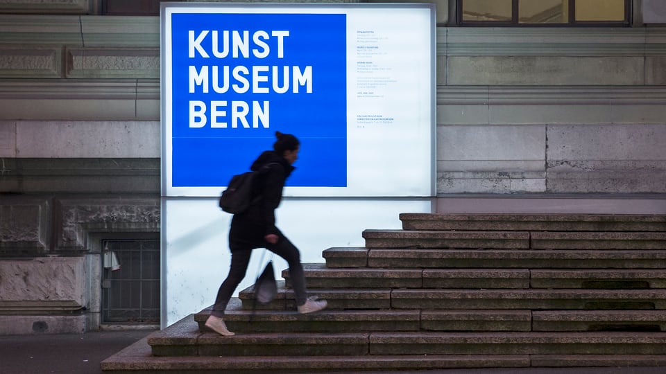 Frau betritt die Treppen vor dem Kunstmuseum Bern.