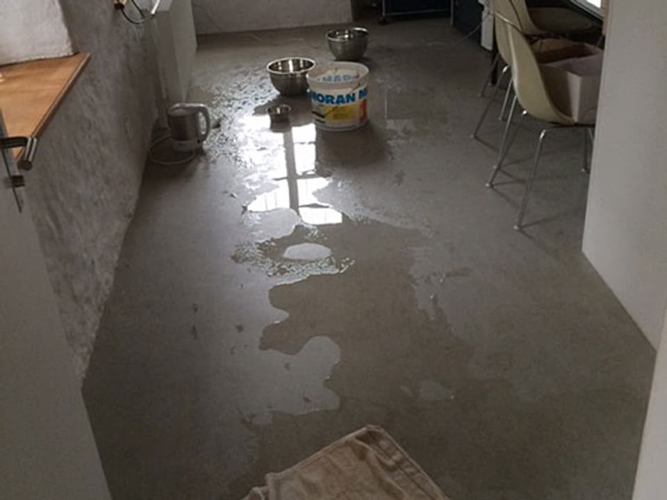Wasser auf Boden des Büros