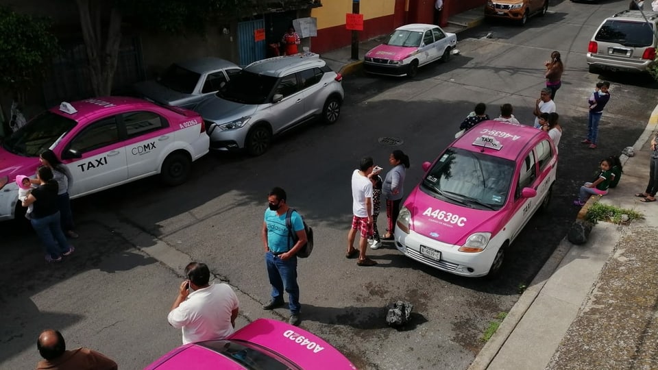 Leute verlassen ihre Häuser in Oaxaca