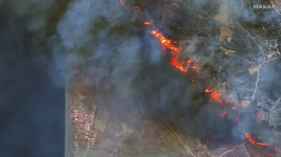 Satellitenaufnahmen zeigen das Ausmass eines Waldbrandes auf Rhodos (24.07.2023).