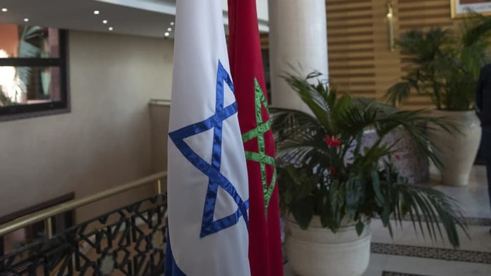 Die israelische und die marokkanische Flagge nebeneinender