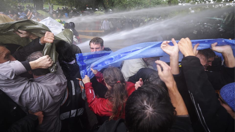 Demonstranten im Strahl eines Wasserwerfers