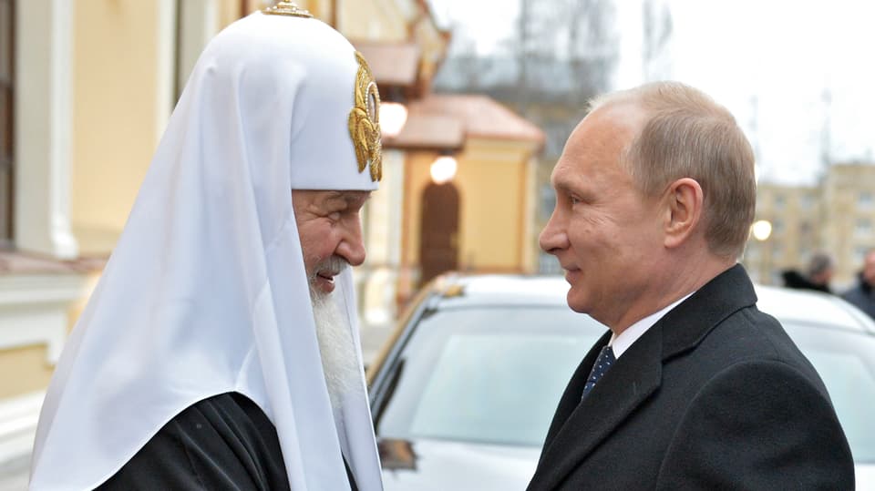 Patriarch Kyrill und Wladimir Putin stehen sich gegenüber.