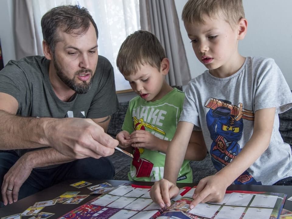 Familie mit Panini-Bilder.