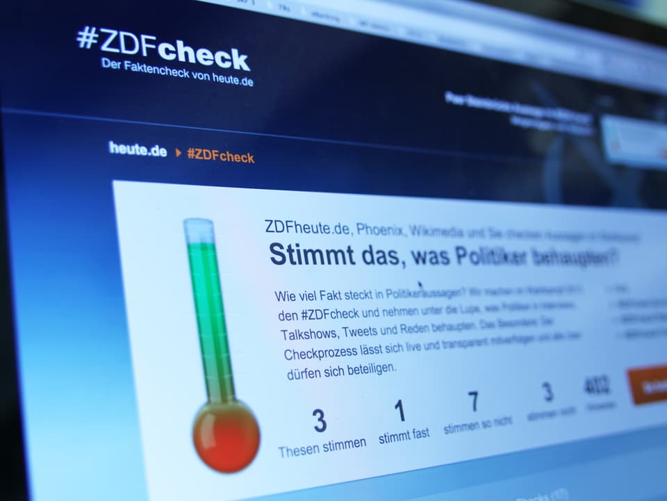  Auf einem Bildschirm ist die Internetseite «ZDF Check» zu sehen. Neben einem Barometer steht: «Stimmt es, was Politiker behaupten?»