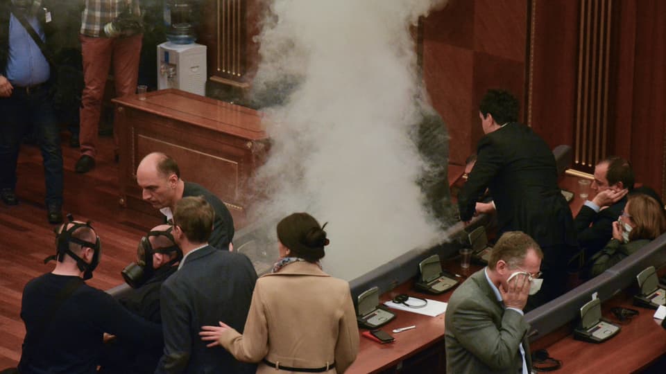 Tränengaswolke im Parlament, Parlamentarier verlassen den Saal