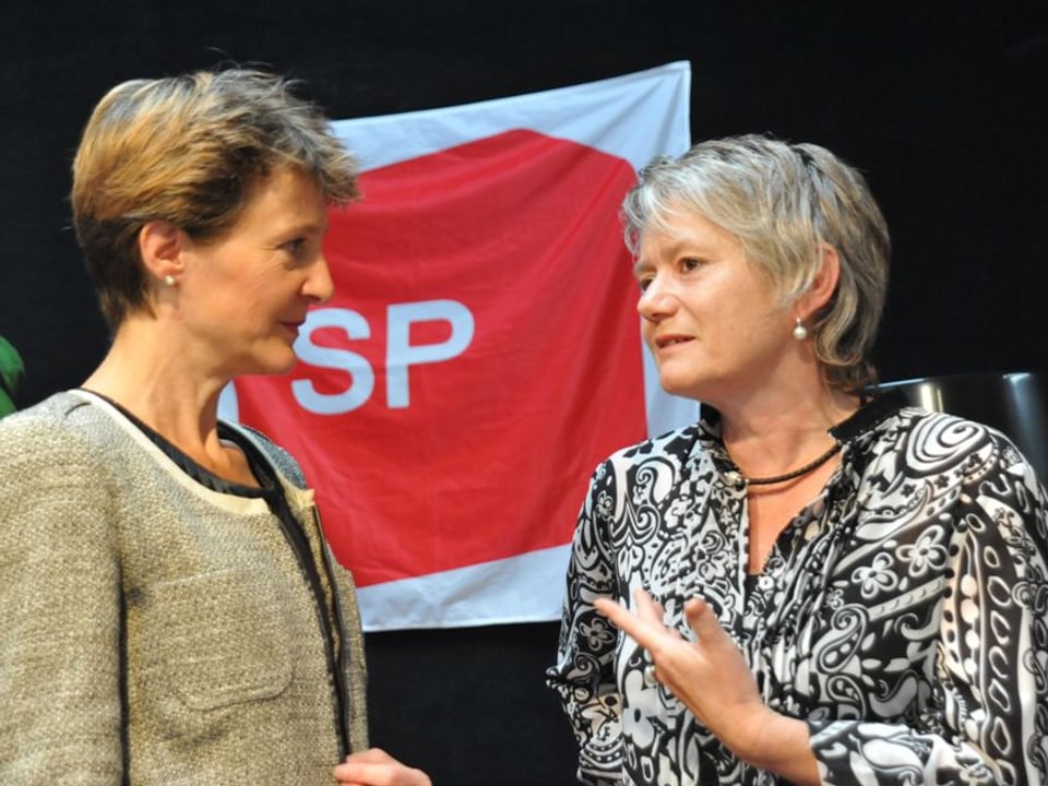 Zwei Frauen vor einem SP-Symbol.zvg
