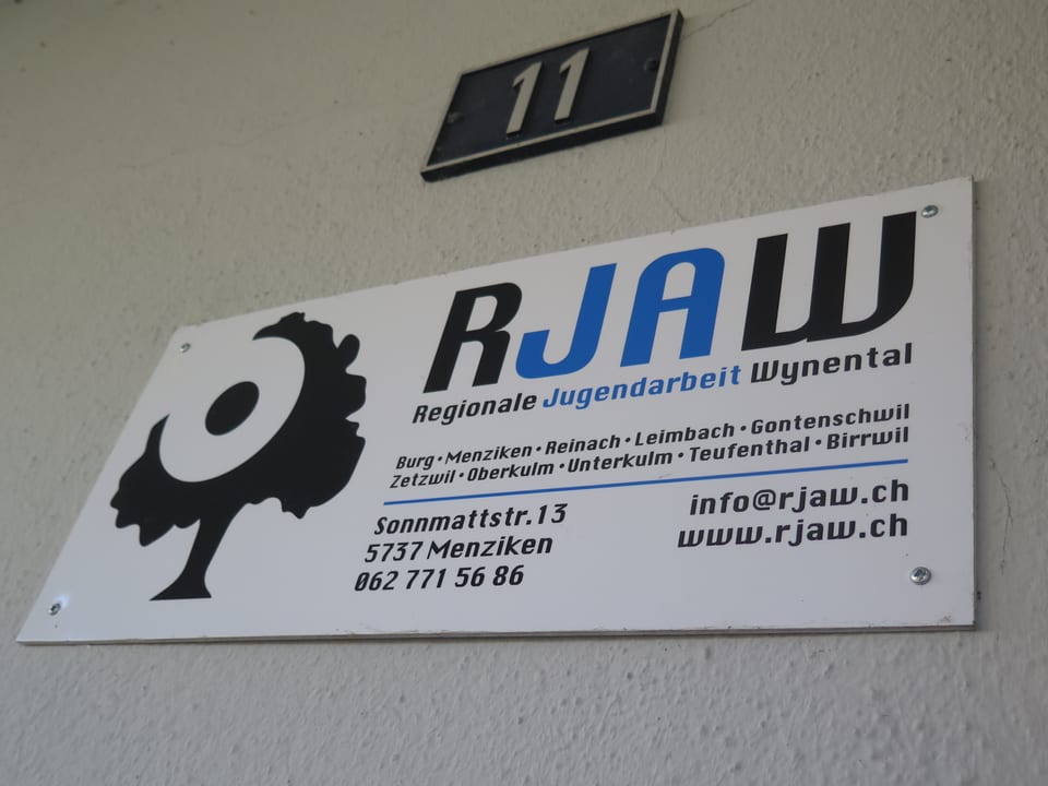 Das Schild der regionalen Jugendarbeit Wynental ist an der Aussenwand des alten Fabrikgebäudes angebracht.