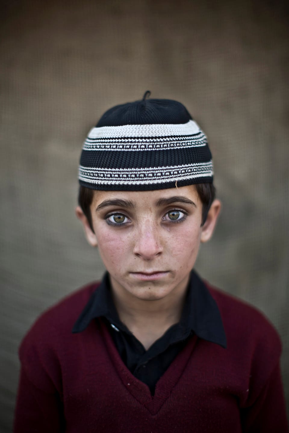 Porträt eines afghanischen Flüchtlingsknaben