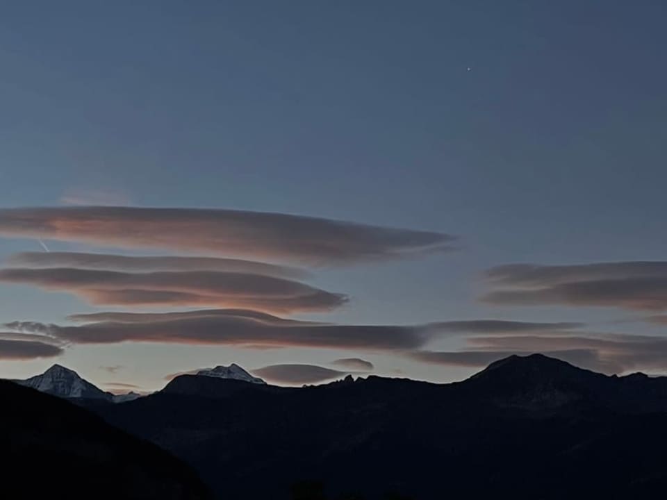Linsenförmige Wolken über den Alpen.