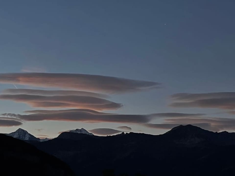 Gunten/BE Linsenförmige Wolken über den Alpen.