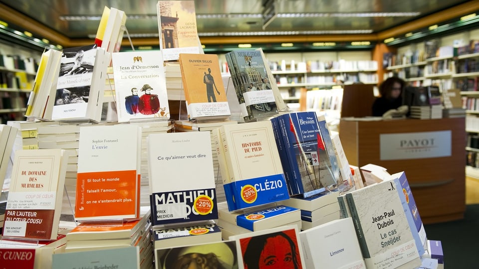 Ein Gestell mit Büchern in einem Laden