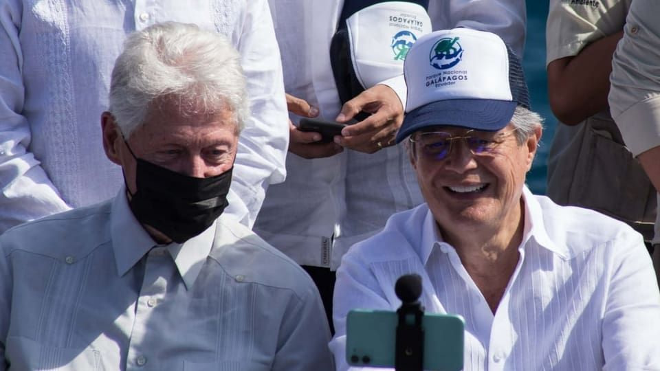 Ex-US-Präsident Bill Clinton (links) und Ecuadors Präsident Guillermo Lasso. 