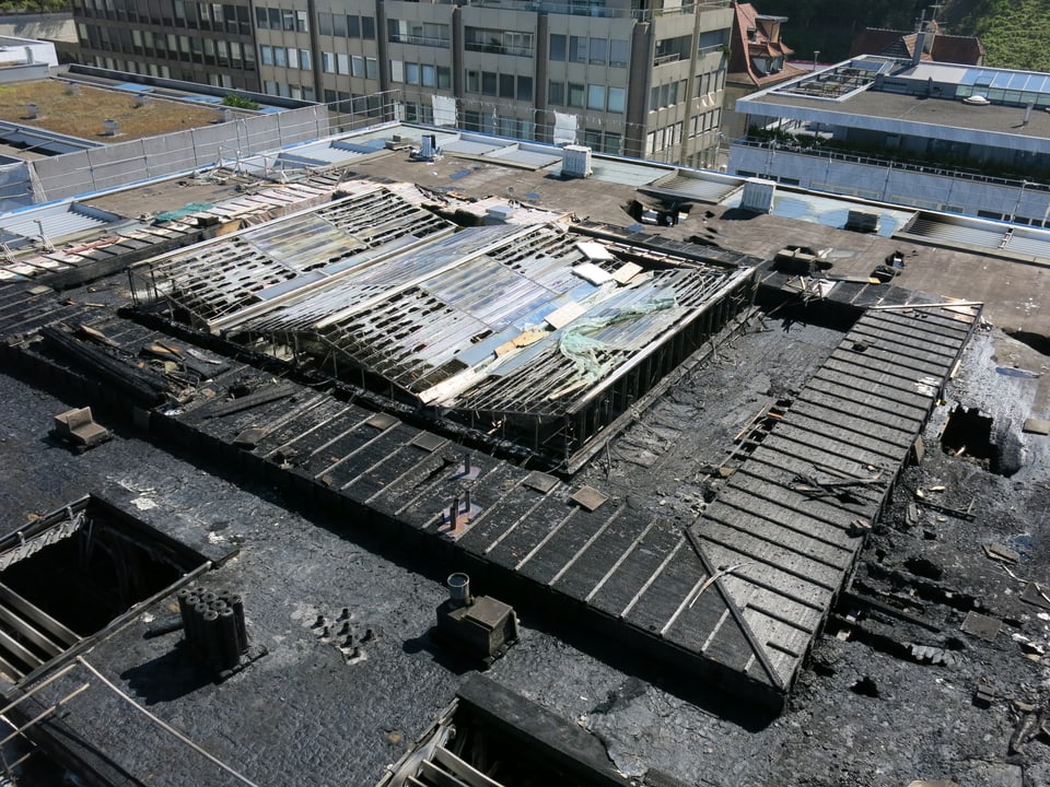 Blick auf das Dach der Zuger Kantonalbank am Tag nach dem Brand.