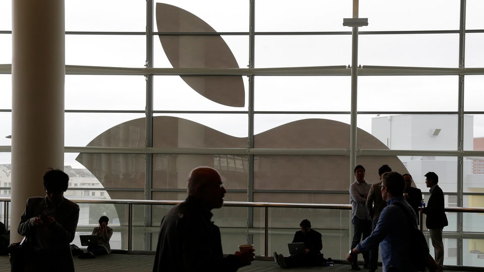 Logo von Apple im Hintergrund.