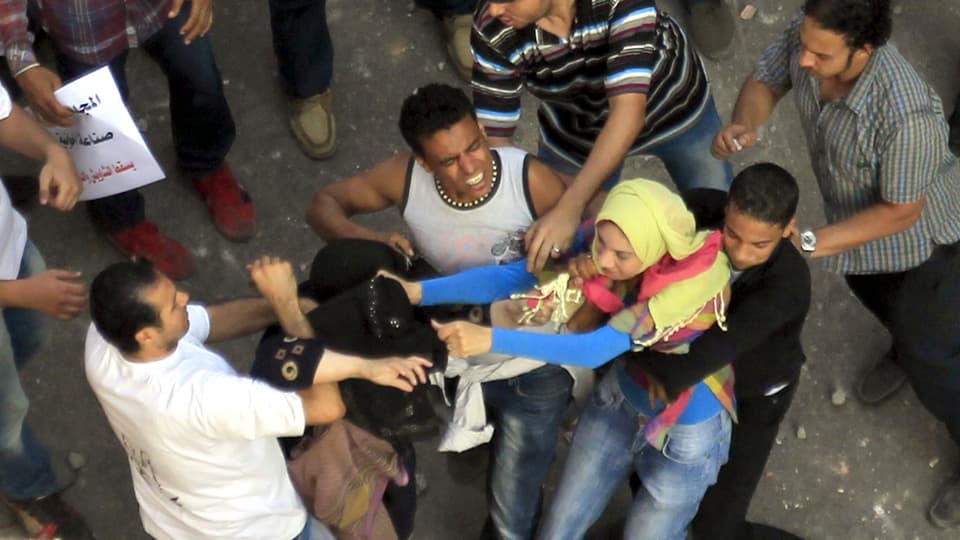 Handgemenge zwischen zwei Frauen mit Kopftuch und mindestens vier Männern auf dem Tahrir.