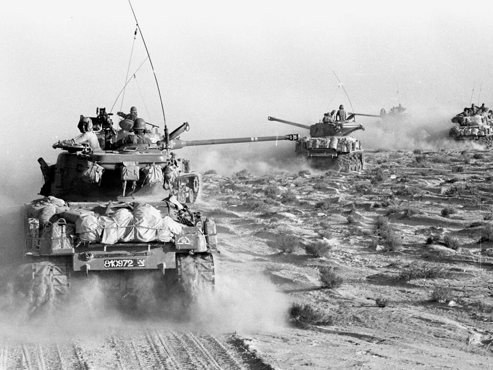 Panzer in einer wüstenlandschaft.