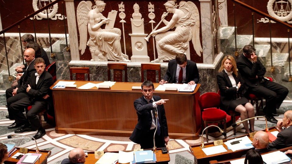  Premier Valls gestikuliert im Parlament.
