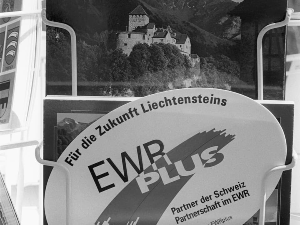 Ein EWR-Kleber in einem Postkartenständer vor dem Fürstensitz in Vaduz, aufgenommen vor der EWR-Abstimmung vor 20 Jahren. 