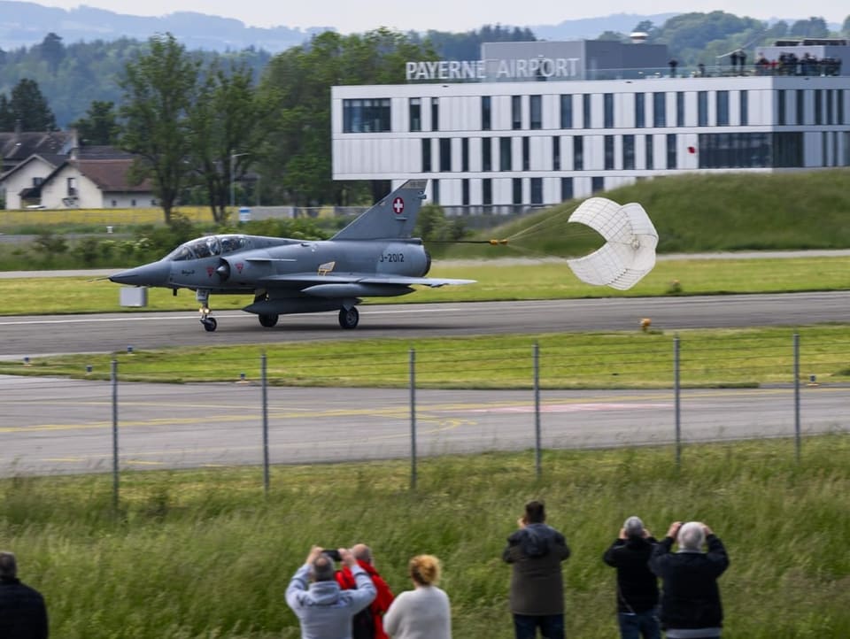Mirage-Jet landet mit ausgelassenem Fallschirm