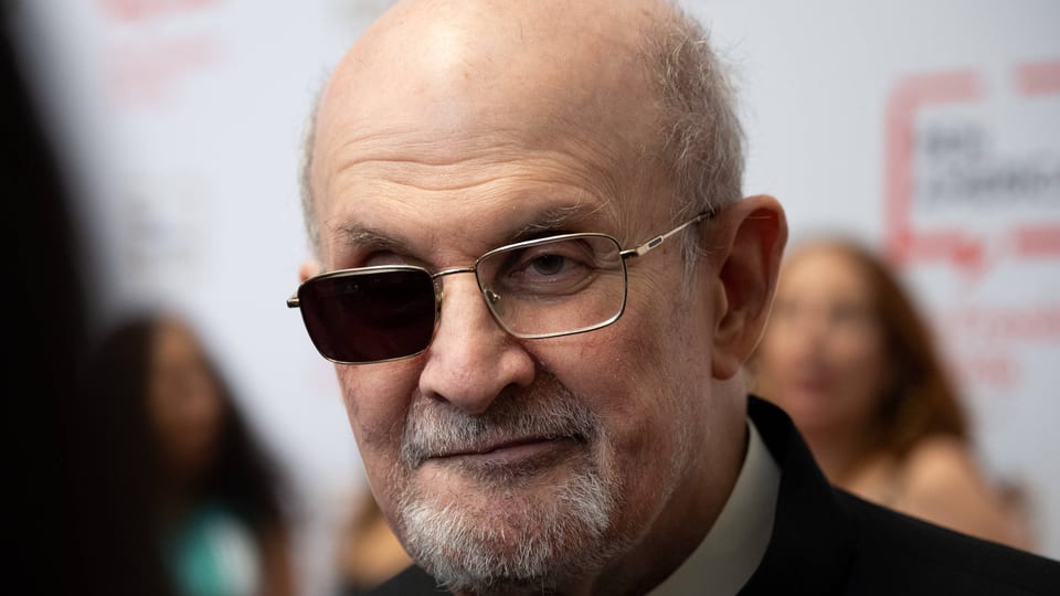 Schriftsteller Salman Rushdie mit Brille, die am rechten Auge ein schwarzes Glas  hat.