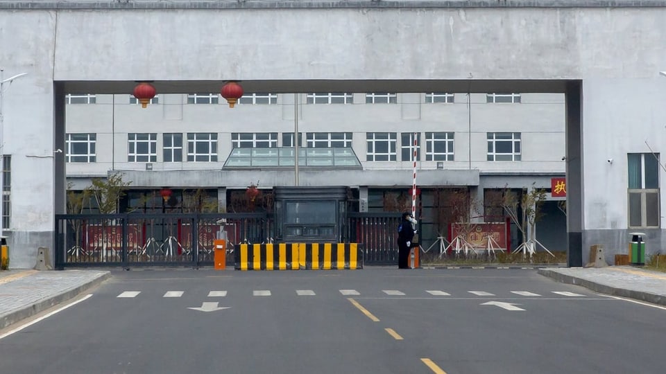 Eingang der Urumqi No. 3 Haftanstalt  in Dabancheng in Xinjiang.