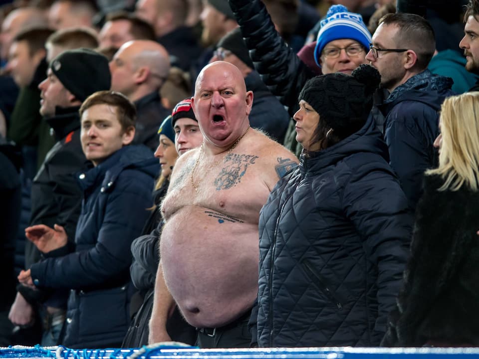 Übergewichtiger Oben-ohne-Fan beim Spiel Chelsea - Sheffield.