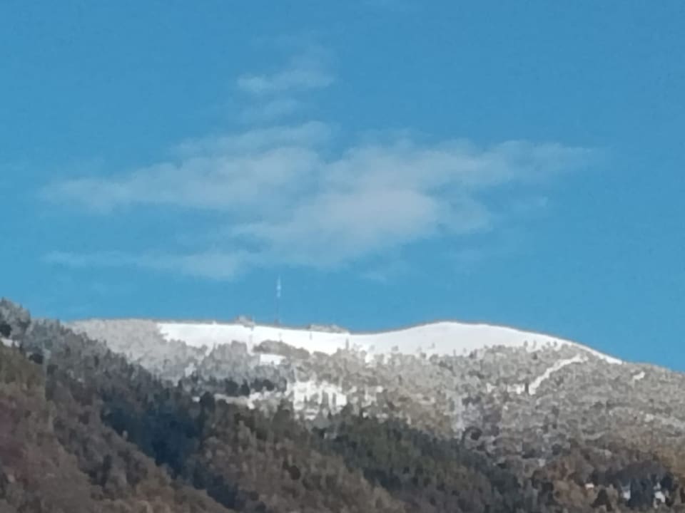 Weisser Berg mit blauem Himmel.