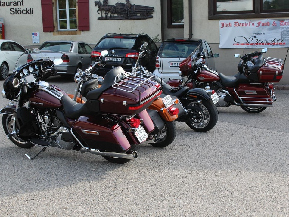 Vier Harleys vor dem Stöckli.