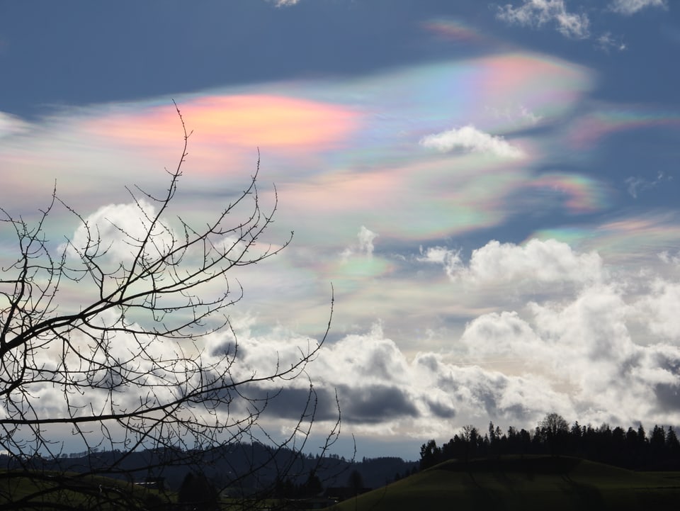 Irisierende Wolken bei Huttwil im Kanton Bern