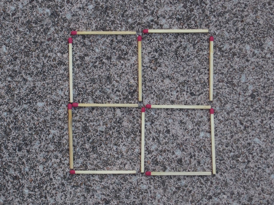 Aufgabe 4: Es sind vier Streichhölzer so umzulegen, dass drei gleich grosse Quadrate entstehen.