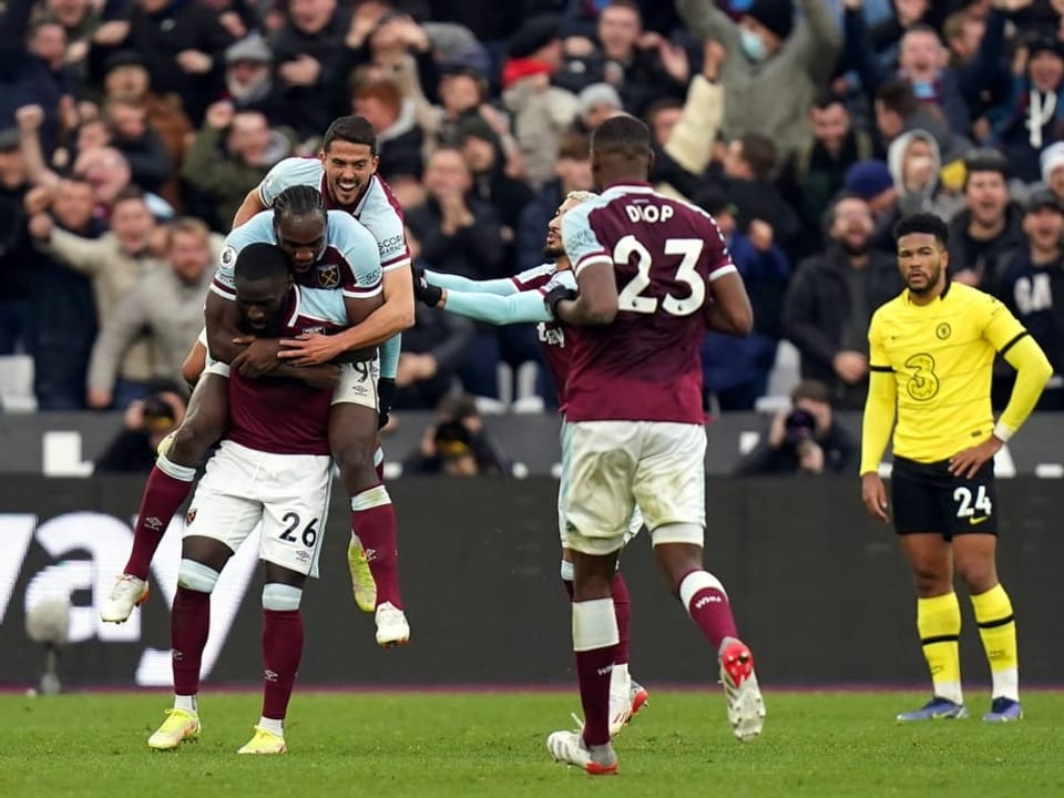 West Ham freudig, Chelsea konsterniert Arthur Masuaku nach seinem späten Tor zur Entscheidung.