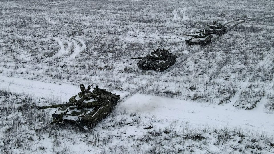 Panzer im Feld, es schneit.