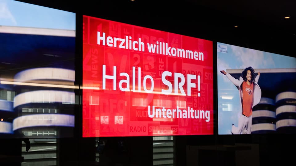Bildschirme im Eingangsbereich zu «Hallo SRF! Unterhaltung»