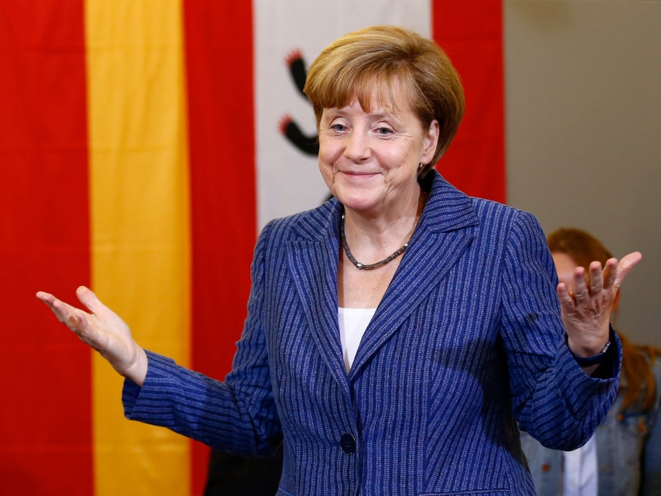 Angela Merkel gestikuliert mit den Händen