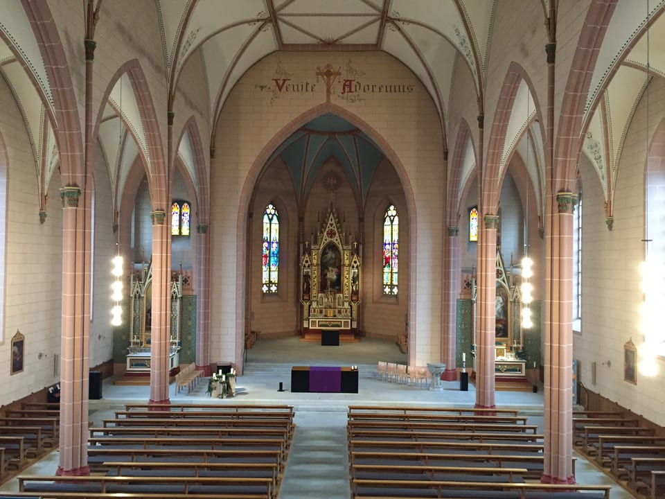 Das Innere der neugotischen Kirche von Leuggern.